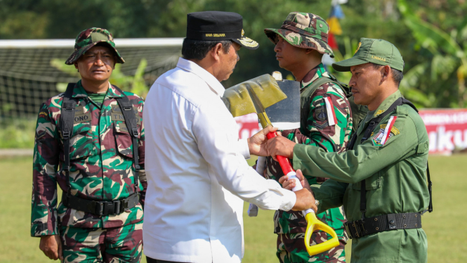 Pj Gubernur Jateng Nana Sudjana buka TMMD 2024.