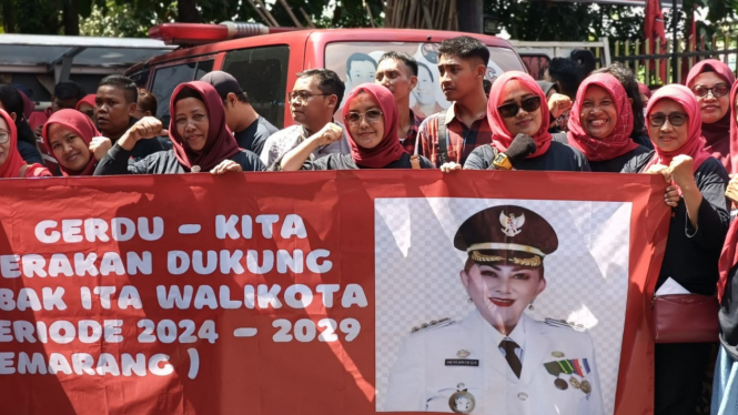 Relawan dukung Mbak Ita maju Pilwakot Semarang 2024.