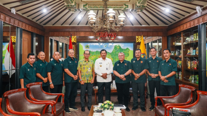 Pj Gubernur Jateng Nana Sudjana terima pengurus KONI Jateng.