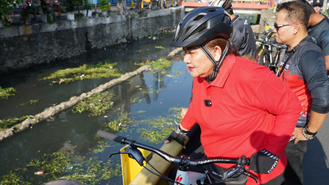 Wali Kota Semarang Hevearita cek Kali Semarang sambil gowes.