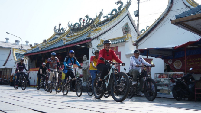 Wali Kota Mbak Ita gowes keliling kawasan Pecinan.