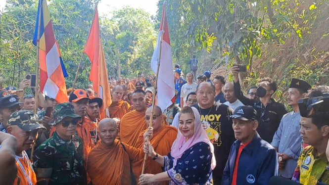 Mbak Ita lepas Bhikkhu Thudong dari Semarang ke Borobudur.