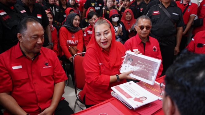 Mbak Ita serahkan formulir pendaftaran di DPC PDIP Semarang.