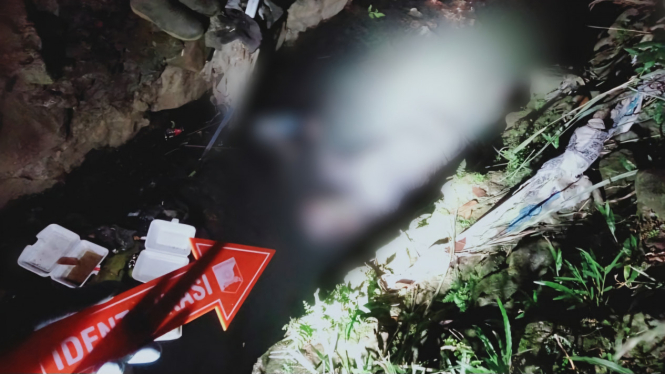 Polisi Lakukan Olah TKP Penemuan Mayat di Goring Gorong