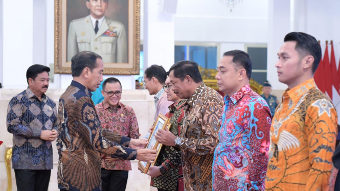 Presiden Jokowi memberi penghargaan kepada Pemprov Jateng.