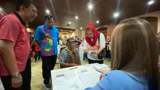 Mbak Ita salurkan santunan DBHCHT kepada penerima manfaat.