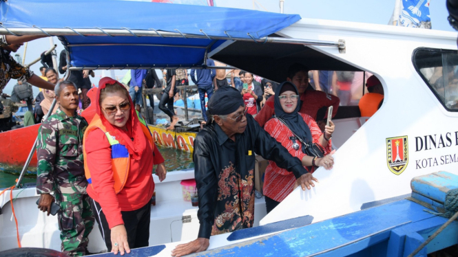Wali Kota Semarang saat mengikuti tradisi Sedekah Laut