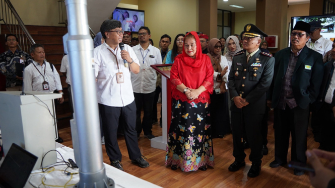 Wali Kota Semarang Hevearita saat melihat alat hasil penelitian BRIN