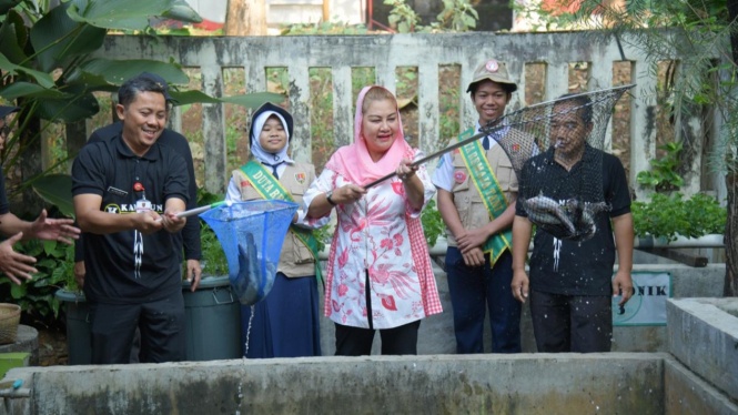 Wali Kota Semarang Hevearita saat panen hasil budi daya lele
