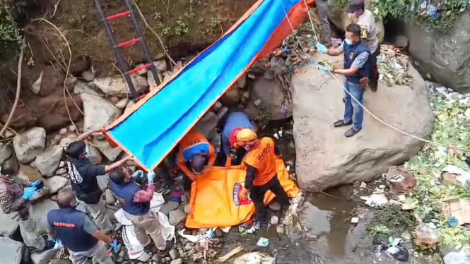Personil Polres Semarang Dan Polsek Getasan Evakuasi Mayat Di Sungai