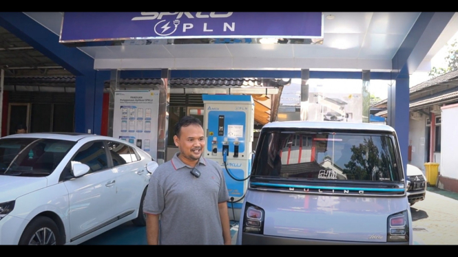 Pengguna isi listrik mobilnya di SPKLU Jateng DIY.