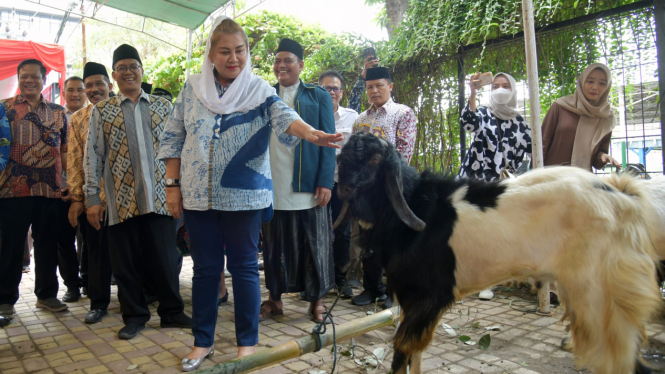 Wali Kota Semarang Hevearita Gunaryanti menyerahkan hewan kurban