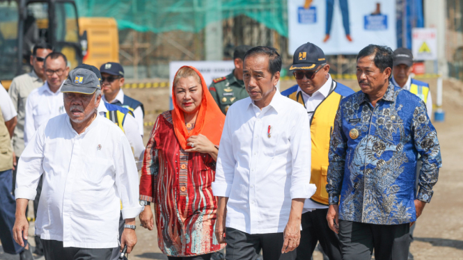 Presiden RI Joko Widodo memeriksa proyek pengendalian banjir dan rob