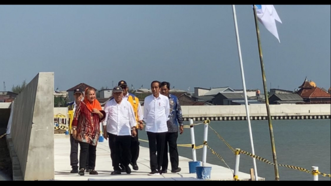 Presiden RI Joko Widodo didampingi Wali Kota Semarang Hevearita Gunaryanti