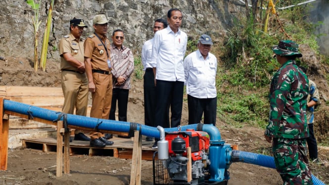 Presiden Joko Widodo meninjau bantuan pompa air di Desa Kredawahono