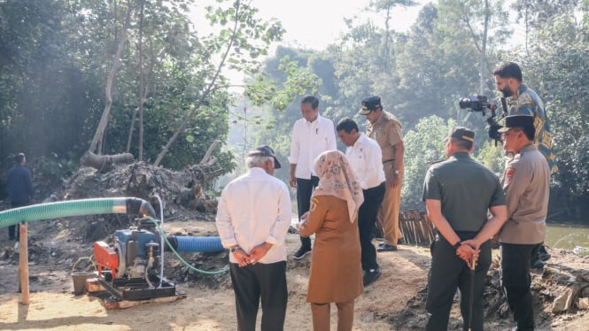 Presiden Joko Widodo meninjau bantuan pompa air di Desa Tumpukan
