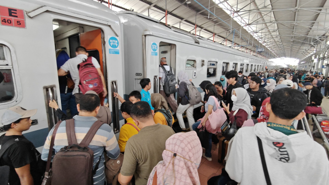Suasana di Stasiun Semarang Tawang saat libur Idul Adha 2024