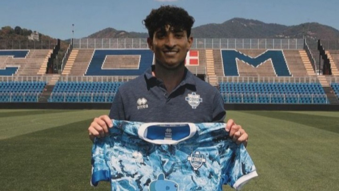 Striker Irak Ali Jassim berpose dengan jersey Como 1907.