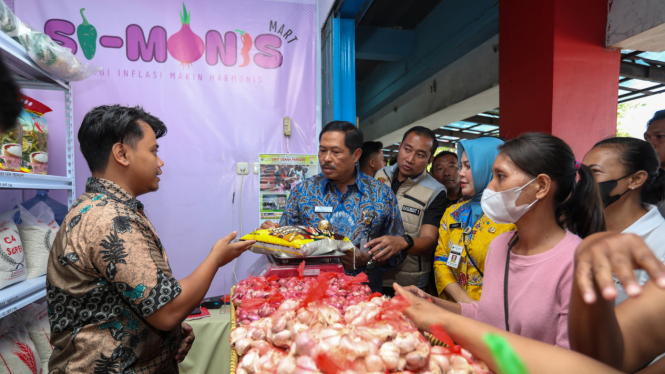 Pj Gubernur Jateng, Nana Sudjana meninjau kios Si-Manis di Pasar Bulu