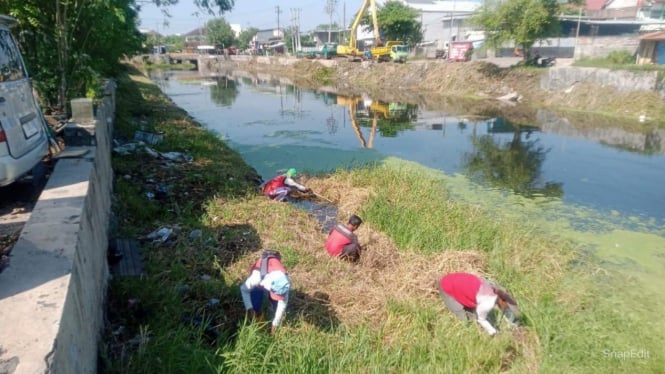 Pemkot Semarang melakukan pembersihan saluran air dan sungai