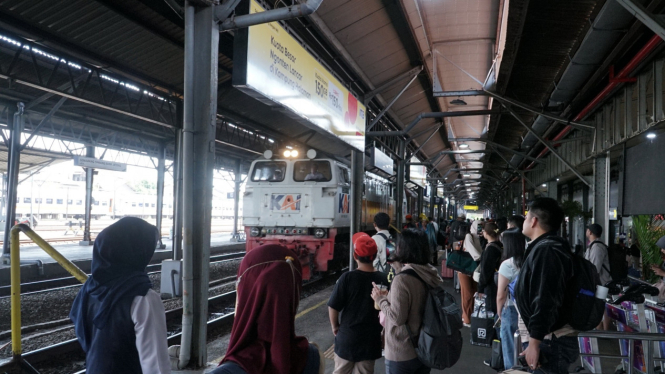 Penumpang di stasiun Tawang Semarang