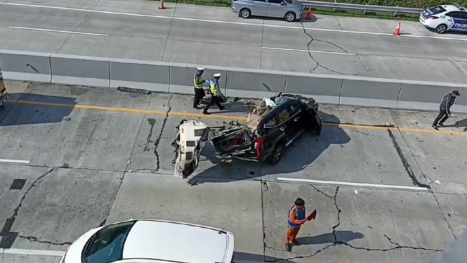 Pajero hamcur di jalan Tol Semarang-Batang.