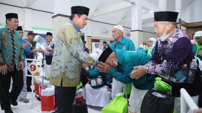 Pj Gubernur Jateng, Nana Sudjana menyambut kedatangan Jemaah Haji