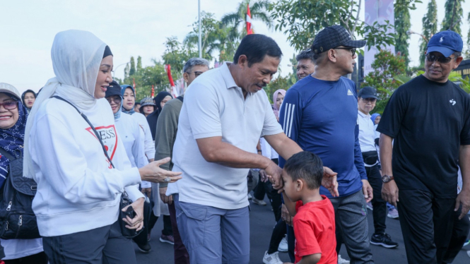 Pj Gubernur saat acara Family Fun Walk rangkaian peringatan Harganas