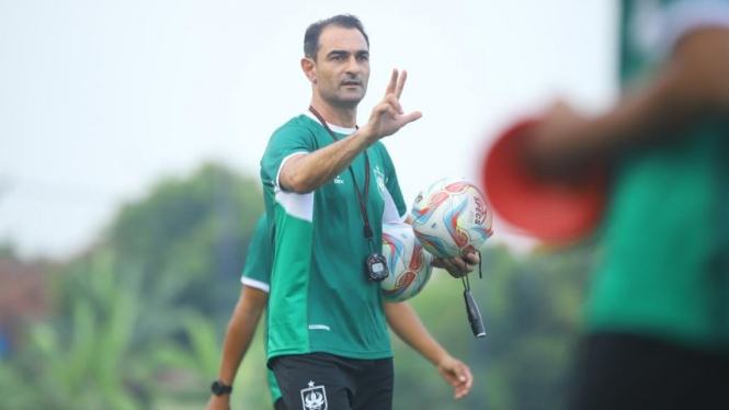 Coach Gilbert Agius pimpin latihan perdana PSIS