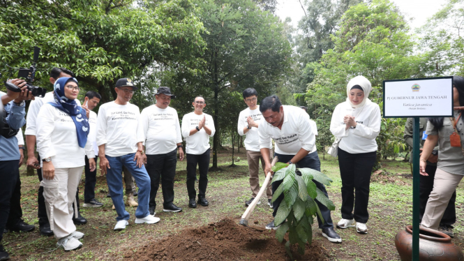 Pj Gubernur Jateng saat menghadiri peringatan Hari Lingkungan Hidup