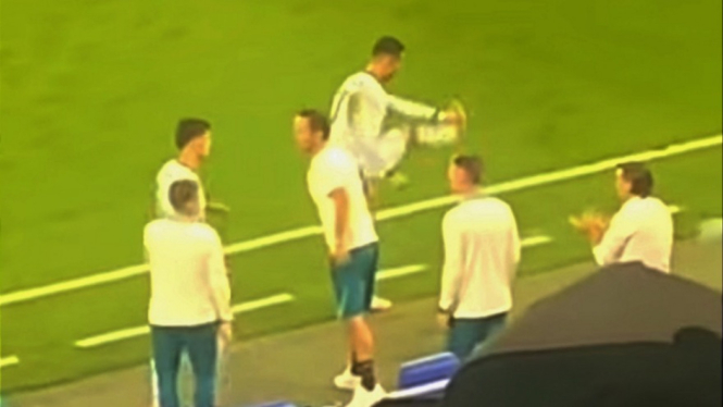 Ronaldo tendang botol setelah diganti.