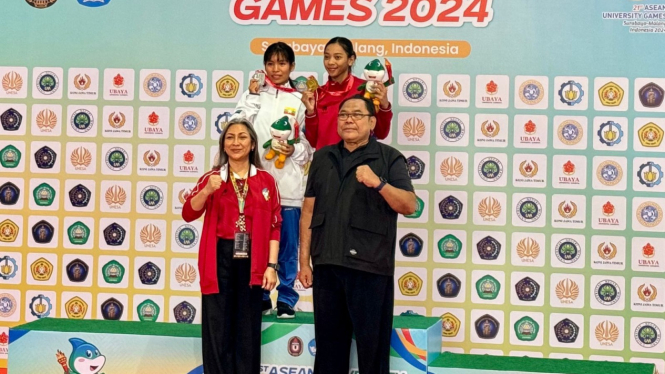 Tharisa saat menerima medali di Asean University Games 2024.