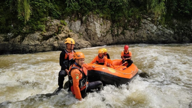 Tim SAR gabungan menyisir Sungai Serayu Banjarnegara mencari korban