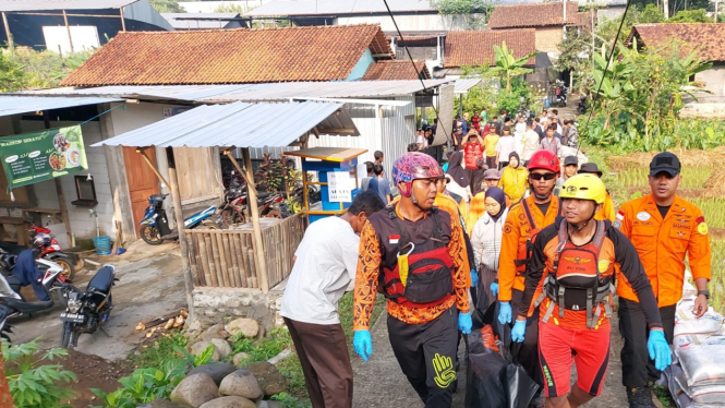 Tim SAR evakuasi warga Wonosobo yang tenggelam di Sungai Serayu