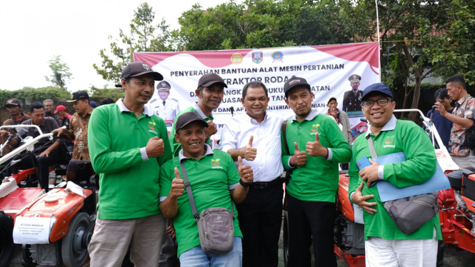 Bupati Semarang Serahkan Puluhan Alsintan Ke Kelompok Tani