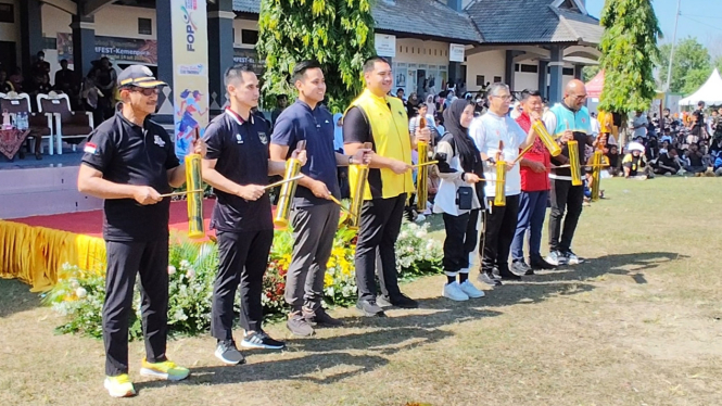 Menpora dan Bupati Kendal buka Kejuaraan Tarkam di Stadion Kebondalem.