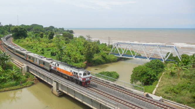 Kereta api melintas di wilayah Daop 4 Semarang.