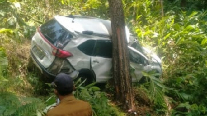 Mobil terjun ke jurang di Brebes.