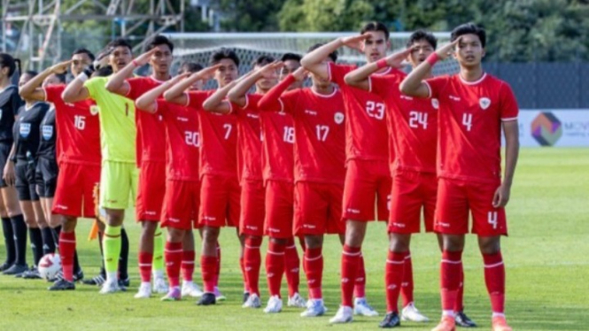 Jan Raven bersama Timnas Indonesia U-19.