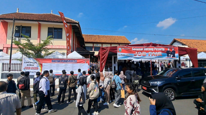 Ribuan Warga Antri Job Fair 2024 Kab. Semarang