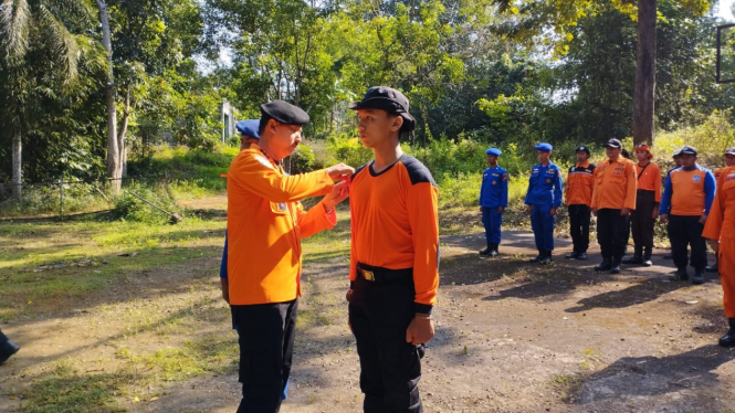 Kepala Basarnas Semarang, Budiono menyematkan pita kepada peserta