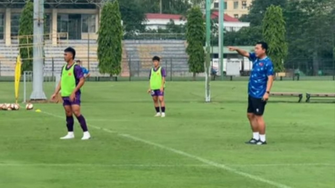 Pelatih Vietnam U-19 Hua Hien Vinh pimpin latihan.