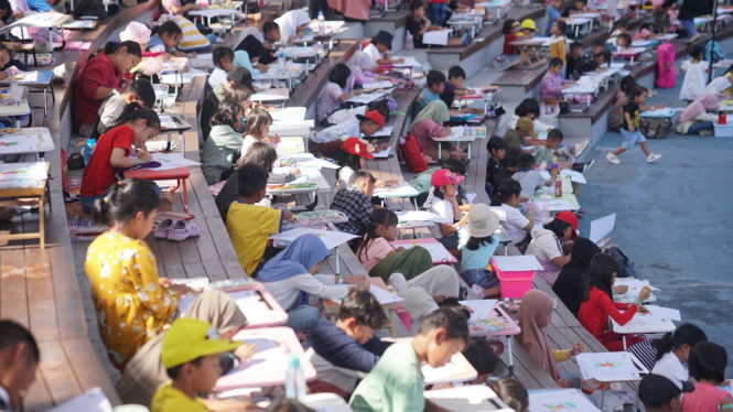 Suasana lomba mewarnai Hari Anak Nasional di Saloka Theme Park.