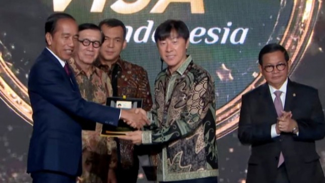 Presiden Jokowi berikan Golden Visa kepada Shin Tae-yong.