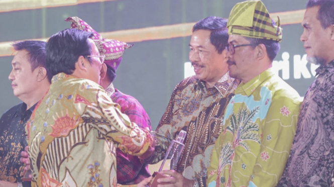 Pj Gubernur Jateng Nana Sudjana terima Bapanas Award