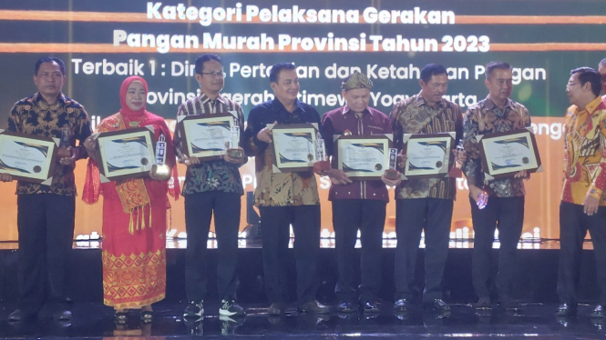 Penyerahan anugerah Bapanas Award untuk Kota Semarang