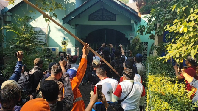 Suasana pengosongan rumah aset negara oleh KAI di Semarang.