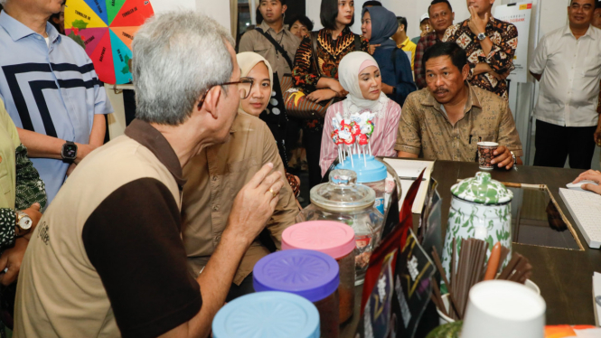 Pj Gubernur Jateng coba kopi di stand Jateng Fair 2024