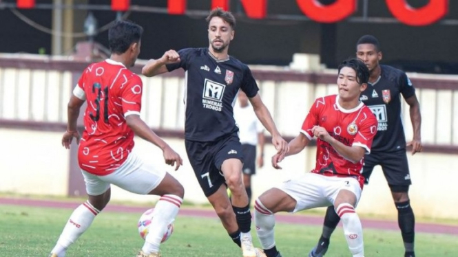 Pemain Malut United berujicoba lawan Semen Padang.