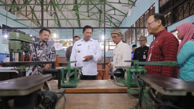 Pj Gubernur Jateng Nana Sudjana cek pembangunan di SMKN 9 Surakarta